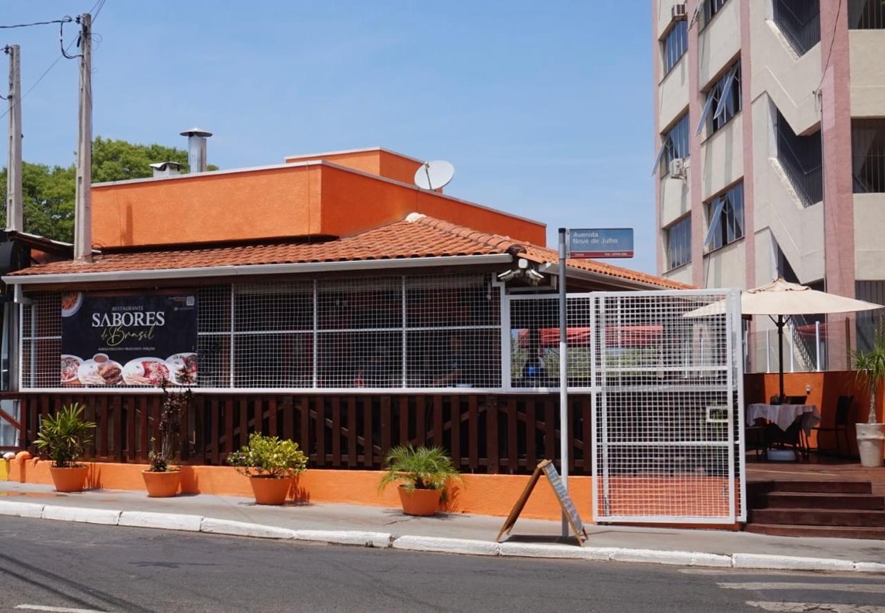 Propagandas em Pontos Gastronômicos: Telas de alta visibilidade no Restaurante Sabores do Brasil, Centro de Atibaia